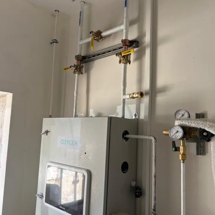 Oxygen cabinet and pipe connections